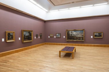 Londra 'daki Ulusal Galeri' de huzurlu bir müze içinde klasik Avrupa tabloları, ahşap döşemeler ve yumuşak tavan penceresinin altında bir bank var. Londra, İngiltere, 28 Haziran 2023