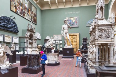 Victoria ve Albert Müzesi, Londra, Cast Courts ile David 'in yer aldığı ve parlak, geniş bir salonda mimari parçaların sergilendiği yer. Londra, İngiltere, 28 Haziran 2023