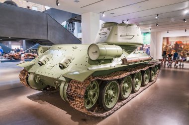T-34 Sovyet orta tankı Londra 'daki İmparatorluk Savaş Müzesi' nde sergilendi. Modern bir galeri ortamında 2. Dünya Savaşı zırhı, rayları ve tareti detaylı bir şekilde görmek. Londra, İngiltere, 1 Temmuz 2023