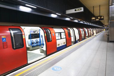Londra metrosu yolcuları için duraklarken metro peronunun geniş açılı görüntüsü. Londra, İngiltere, 4 Temmuz 2023