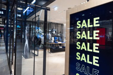 Modern bir moda mağazasının vitrininde parlak bir satış tabelası. Londra, İngiltere, 4 Temmuz 2023