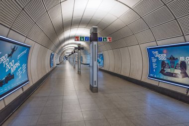 Londra metrosundaki yaya geçidinin geniş açılı görüntüsü. Londra, İngiltere, 15 Temmuz 2023