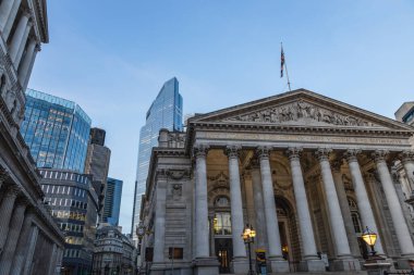 Royal Exchange 'in büyük sütunları Bank' ta modern gökdelenlere bakıyor. Londra, İngiltere, 21 Temmuz 2023