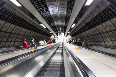 Şık Londra Yeraltı Yürüyen merdivenleri çarpıcı bir yok oluş noktası oluşturur. Şehirde hız, hareket bulanıklığı ve modern şehir mimarisini yakalar..