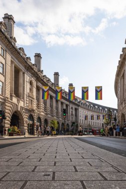 Regent Caddesi boyunca alçak açılı manzara neoklasik mimari, süpürme eğrisi ve sakin sokak atmosferi sergiliyor. Londra, İngiltere, 23 Temmuz 2023