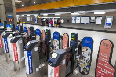 Londra metro kapısında istiridye ve kalabalık bir metro istasyonunda iletişim kurulamayan okuyucularla. Londra, İngiltere, 29 Temmuz 2023