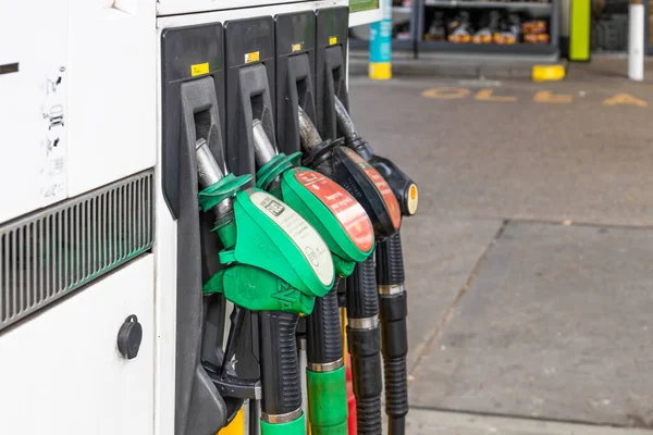 Yoğun bir benzin istasyonunda yeşil ve siyah olarak kullanılıyor. Londra, İngiltere, 29 Temmuz 2023