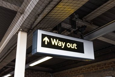 Modern bir istasyonda tepeden çıkış göstergesi, Oktan çıkış yolu yolcuları çıkışa götürür.