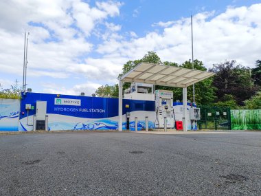 H2 pompalı ve tepe örtülü modern hidrojen yakıt istasyonu. Londra, İngiltere, 20 Temmuz 2023