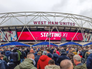 Batı Ham United taraftarları Londra 'nın Stratford, Doğu Londra' daki stadyumun dışında büyük bir kalabalık, parlak bir Başlangıç XI gösterisi ve canlı futbol atmosferiyle. Londra, İngiltere, 12 Kasım 2023