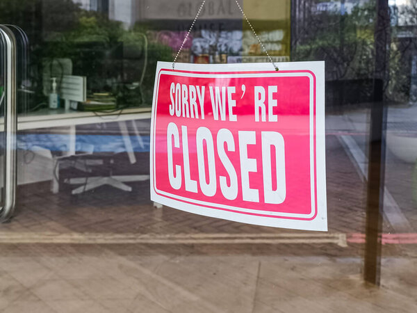 Смелое закрытое объявление на витрине, четкое послание клиентам, что бизнес не открыт.