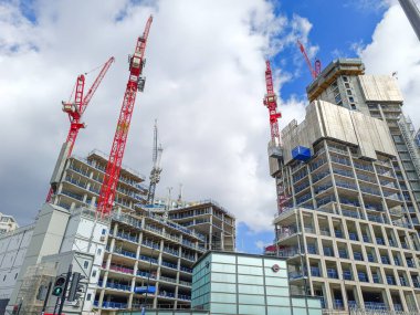 Gökdelenlerin ve bitmemiş yüksek kulelerin dramatik manzarası, büyüyen bir şehirde kentsel yapı ve modern mimari sergileniyor. Londra, İngiltere, 15 Nisan 2024