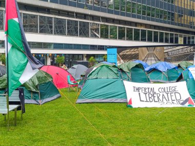 Çadırlar ve pankartlar, Londra İmparatorluk Koleji 'nin çimlerinde bir öğrenci kampı oluşturarak kampüs aktivitelerini ve devlet üniversitesi alanında barışçıl bir gösteri düzenliyor. Londra, İngiltere, 30 Mayıs 2024