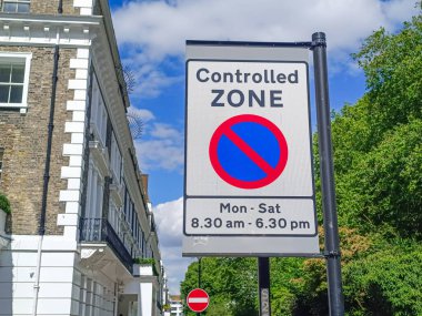 Birleşik Krallık Kontrol Bölgesi 'ni temizleyin. Bekleme ve park kurallarını göstermiyor. Gündüz vakti, yapraklı bir yerleşim yerinde..