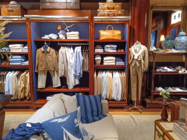 Zarif Ralph Lauren moda perakendecisi mankenlerle. Londra, İngiltere, 8 Haziran 2024