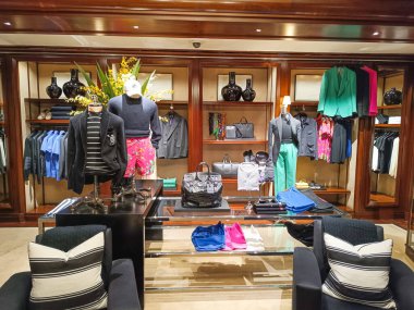 Polo Ralph Lauren erkek giyim, ahşap raflar, deri koltuklar ve lüks alışveriş ortamları için rafine kumaşlar içeren şık bir butik iç mekan. Londra, İngiltere, 8 Haziran 2024