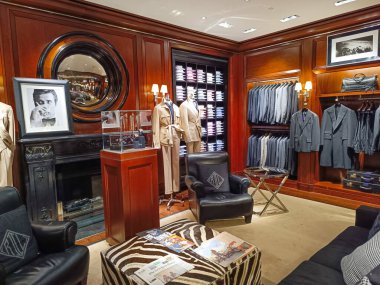 Zarif Ralph Lauren moda perakendecisi mankenlerle. Londra, İngiltere, 8 Haziran 2024