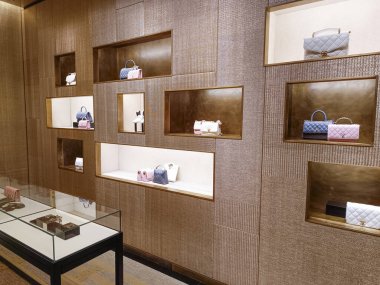 Chanel Butik 'in içinde parlak oyuklar, cam kılıflar ve sıcak ahşap kaplamalı kaliteli deri çantalar var. Londra, İngiltere, 8 Haziran 2024