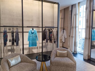 Lüks moda perakende temaları için sıcak bej dekorlu şık bir Chanel butiği. Londra, İngiltere, 8 Haziran 2024
