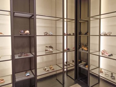 Minimalist lüks Chanel perakendecisi içinde parlak cam raflar, tasarımcı ayakkabıları, el çantaları ve rafine edilmiş nötr bir palette aksesuarlar var. Londra, İngiltere, 8 Haziran 2024