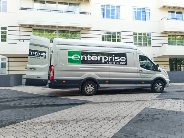 Atılgan A Araba Kiralama Kargo Minibüsü bir şehir sokağında. Londra, İngiltere, 17 Haziran 2024