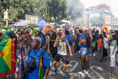 Notting Hill Karnavalı 2023 'te kalabalık, Karayip kültürü, dansı ve renkli kostümlerin sergilendiği ikonik sokak festivali. Londra, İngiltere, 28 Ağustos 2023