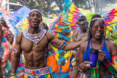 Londra 'da Notting Hill Karnavalı' nda Karayip kültürünü kutlayan kostümlü sanatçılara yakın çekim, renk, müzik ve festival enerjisiyle dolup taşıyor. Londra, İngiltere, 28 Ağustos 2023