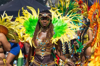 Londons Notting Hill Karnavalı 2023 'te tüy kostümlü bir noel dansçısı, parlak renkler, festival titreşimleri, kültürel kutlamalar. Londra, İngiltere, 28 Ağustos 2023
