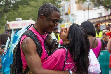 Gülümseyen şenlikler Notting Hill Karnavalı 2023 'te kucaklaşırlar. Londra, İngiltere, 28 Ağustos 2023