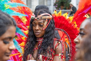 Canlı kostümlerle Notting Hill Karnavalı 2023 'te canlı gösteri anı. Londra, İngiltere, 28 Ağustos 2023