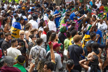 Londra 'daki Notting Hill Karnavalı 2023' te kalabalık, canlı bir şehir festivali sırasında sokak müziğinin, geçit törenlerinin ve Karayip kültürünün enerjisini yakalıyor. Londra, İngiltere, 28 Ağustos 2023