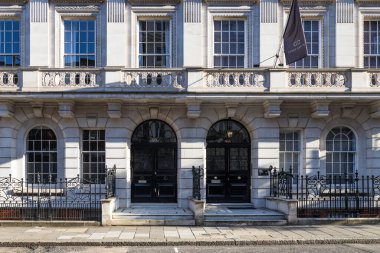 Büyük Londra Gürcistan konak cephesinde kemerler, sütunlar, kuşak camları ve demir parmaklıklar, klasik neoklasik şehir mimarisi sergileniyor. Londra, İngiltere, 28 Ağustos 2023