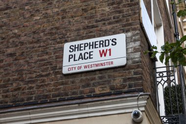İngiltere 'nin Westminster şehrindeki bir tuğla cephede Shepherds Place W1 sokak tabelasının yakın çekimi..