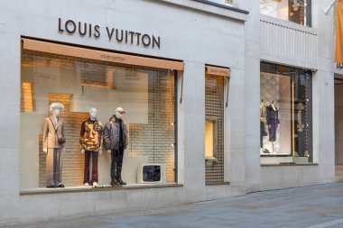 Lüks bir Louis Vuitton butiğinin dış cephesi. Mankenler ve lüks bir alışveriş caddesinde sergilenen vitrinler. Londra, İngiltere, 28 Ağustos 2023