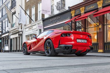 Zarif bir caddeye park edilmiş kırmızı Ferrari 'nin arka üç çeyrek manzarası. Londra, İngiltere, 28 Ağustos 2023