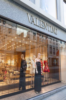 Zarif bir Valentino moda butik dış görünüşü ve ışıklı vitrinleri var. Londra, İngiltere, 28 Ağustos 2023