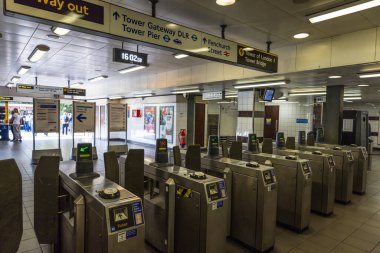 Londra metro istasyonunun içinde bilet kapıları, istiridye kartı okuyucuları ve her gün gidip gelenler için açık bir yol bulma var. Londra, İngiltere, 2 Eylül 2023
