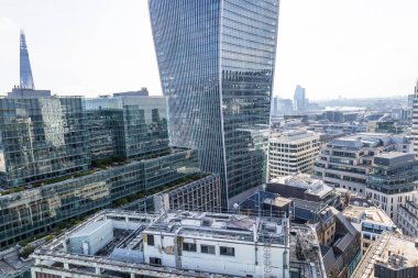 20 Fenchurch Caddesi, cam kuleler ve yoğun şehir manzarasının üzerinde yükselen Çömlek..