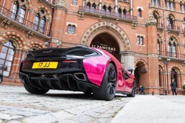 St Pancras Rönesans Oteli 'nin dışındaki pembe McLaren süper arabasının arka açısı. Londra, İngiltere, 1 Ekim 2023