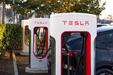 Kablolu ve markalı bir Tesla EV şarj istasyonunun yakın görüntüsü. Londra, İngiltere, 14 Ekim 2023