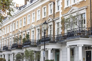 Geleneksel İngiliz evlerinin çarpıcı sokak manzarası, tarihi cepheleri, geniş pencereleri ve arzu edilen bir şehir bölgesinde sofistike tasarımı var..