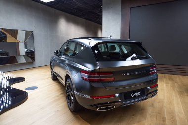 Çağdaş bir galeride koyu gri Genesis GV80 SUV 'nin zarif arka sağ görüşü. Londra, İngiltere, 28 Ekim 2023