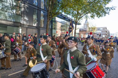 Genç davulcular, Londra 'da gazilerin ve şehit askerlerin onuruna düzenlenen bir anma törenine katıldılar. Londra, İngiltere, 11 Kasım 2023