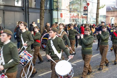Üniformalı genç davulcular Anma Günü geçit töreninde adanmışlıkla yürüyorlar. Londra, İngiltere, 11 Kasım 2023