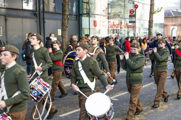 Üniformalı genç davulcular Anma Günü geçit töreninde adanmışlıkla yürüyorlar. Londra, İngiltere, 11 Kasım 2023