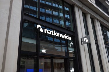 Ana caddedeki bina cephesinde Ulus çapında bir bina derneği şube tabelasının alçak açılı görüntüsü. Londra, İngiltere, 10 Aralık 2023