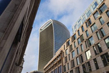 Londra 'nın finans bölgesinin göbeğindeki 20 Fenchurch Sokağı ikonik Telsiz gökdeleninin alçak açılı görüntüsü.