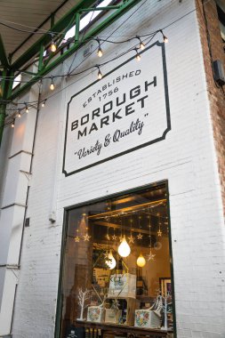 Beyaz tuğla duvardaki sembolik Borough Market tabelasının alçak açılı görüntüsü. Londra, İngiltere, 17 Aralık 2023