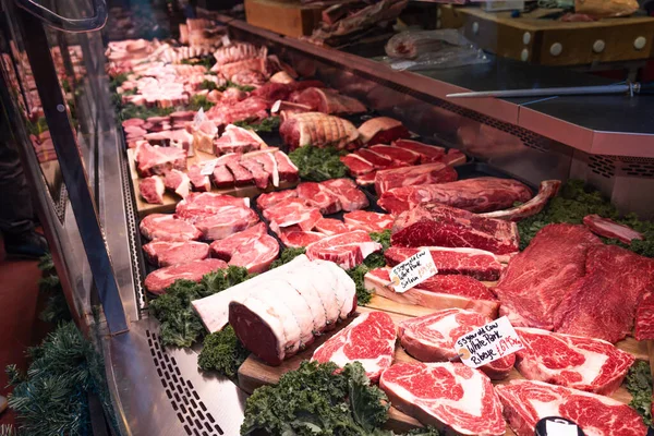 Londra, Borough Market 'te bir kasapta taze çiğ et sergileniyor. Tezgahta yüksek kaliteli sığır eti ve kırmızı et satışı..