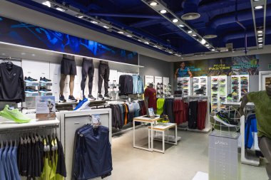 Spor kıyafetleri ve ayakkabılarla dolu modern bir spor giyim mağazası. Londra, İngiltere, 24 Aralık 2023